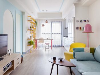 Căn hộ được cải tạo sử dụng sắc màu cực nữ tính của cô nàng trẻ tuổi độc thân.