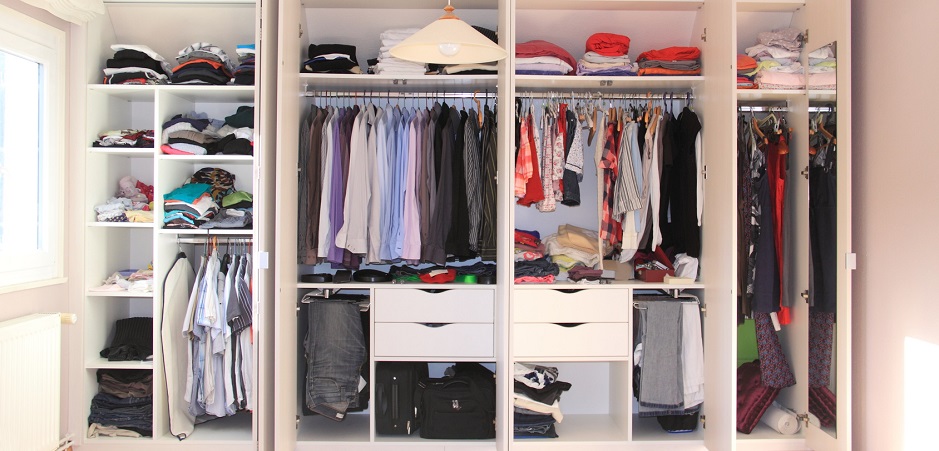 lưu trữ quần áo trong tủ
