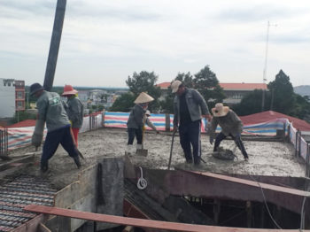 KHÔNG GIAN XANH ĐỔ BÊ TÔNG SÀN SÂN THƯỢNG CÔNG TRÌNH NHÀ PHỐ MR. AN