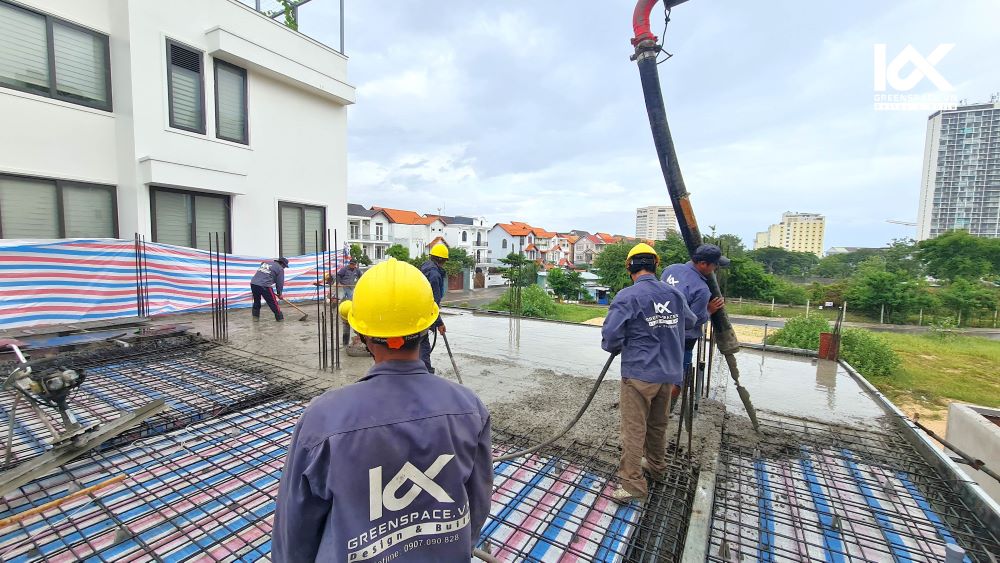 đổ sàn gặp trời mưa xử lí sao